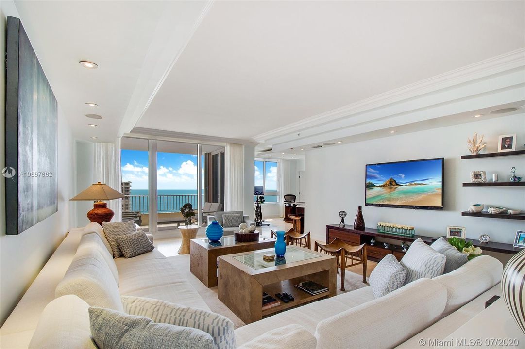 Recently Sold: $2,595,000 (3 beds, 5 baths, 2790 Square Feet)