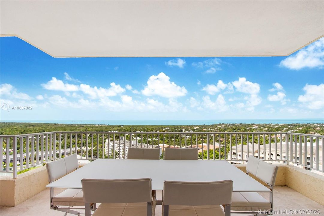 Recently Sold: $2,595,000 (3 beds, 5 baths, 2790 Square Feet)