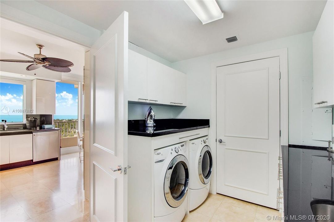 Recently Sold: $2,595,000 (3 beds, 5 baths, 2790 Square Feet)