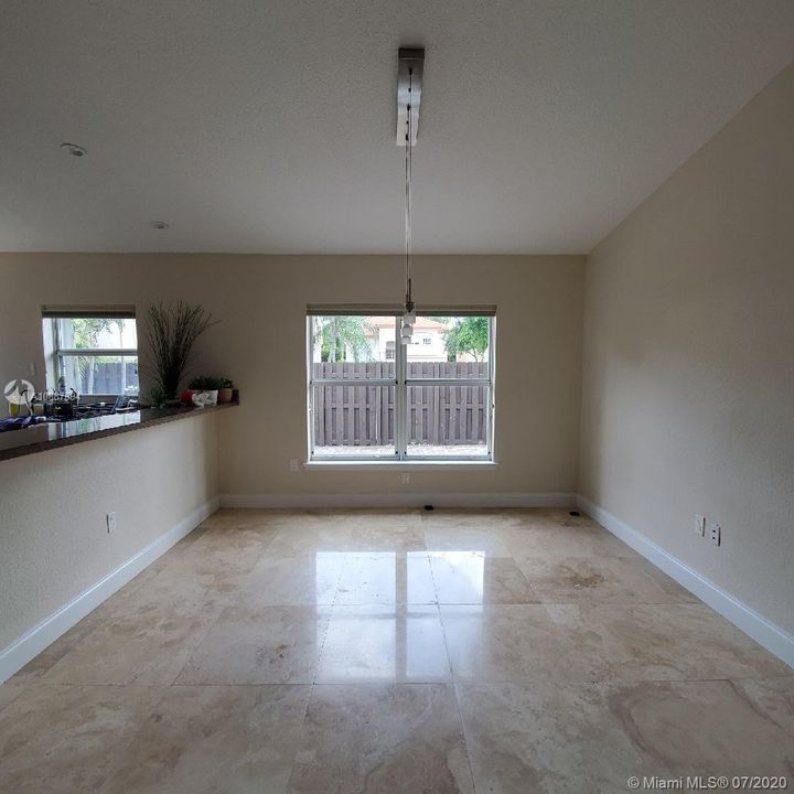 DINING/FAMILY ROOM