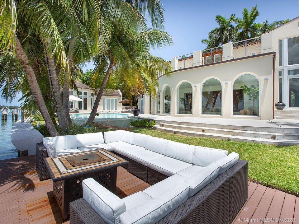 Recently Sold: $14,750,000 (6 beds, 6 baths, 8209 Square Feet)