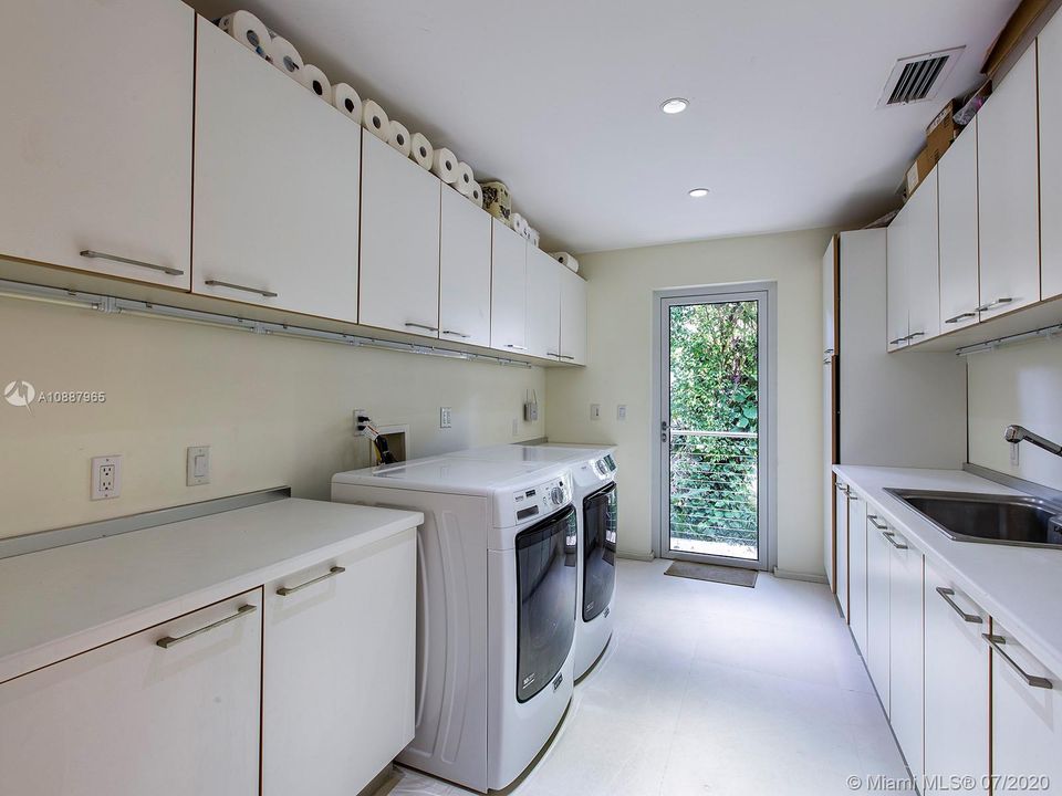 Recently Sold: $14,750,000 (6 beds, 6 baths, 8209 Square Feet)