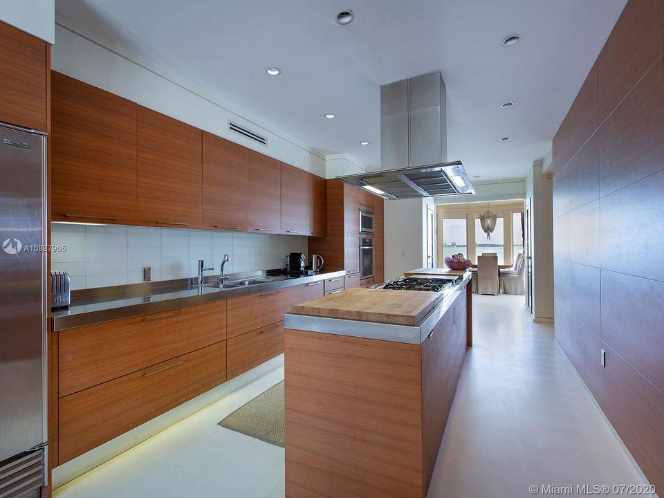 Recently Sold: $14,750,000 (6 beds, 6 baths, 8209 Square Feet)
