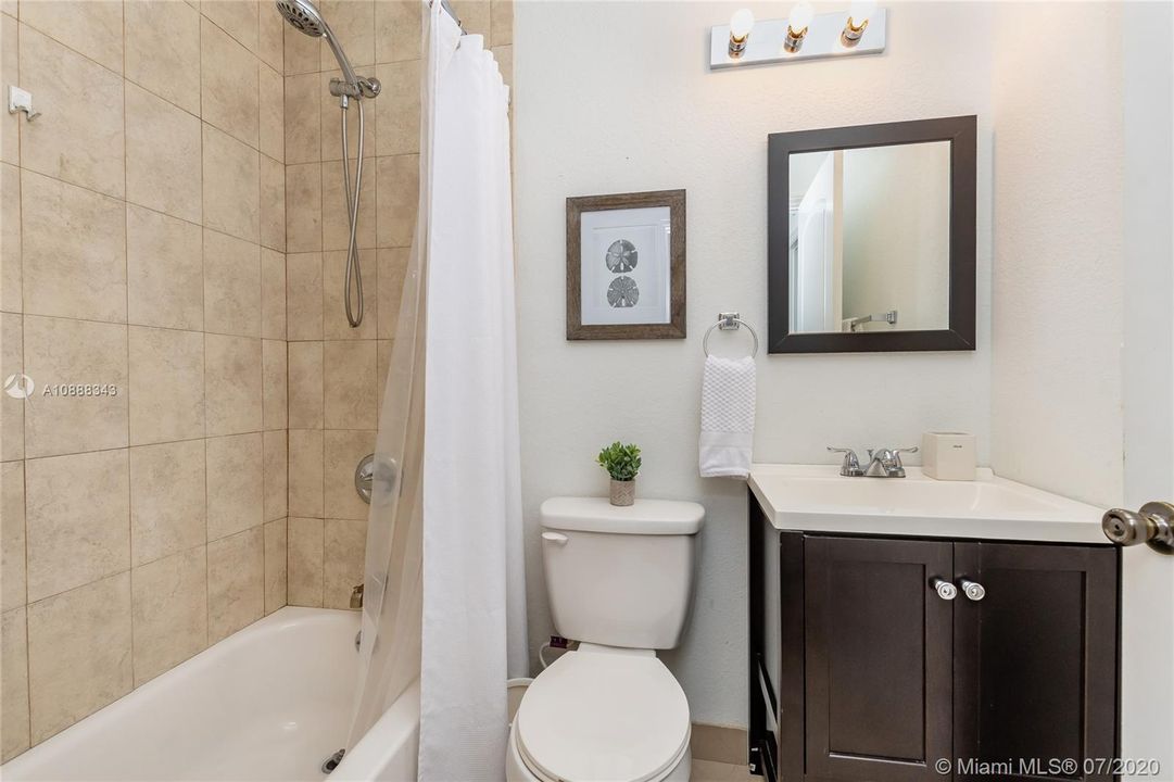 最近售出: $195,000 (3 贝兹, 2 浴室, 1380 平方英尺)