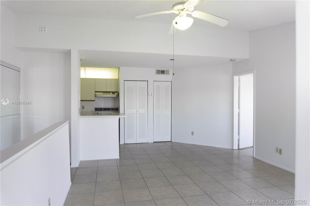 Recently Sold: $107,900 (1 beds, 1 baths, 727 Square Feet)