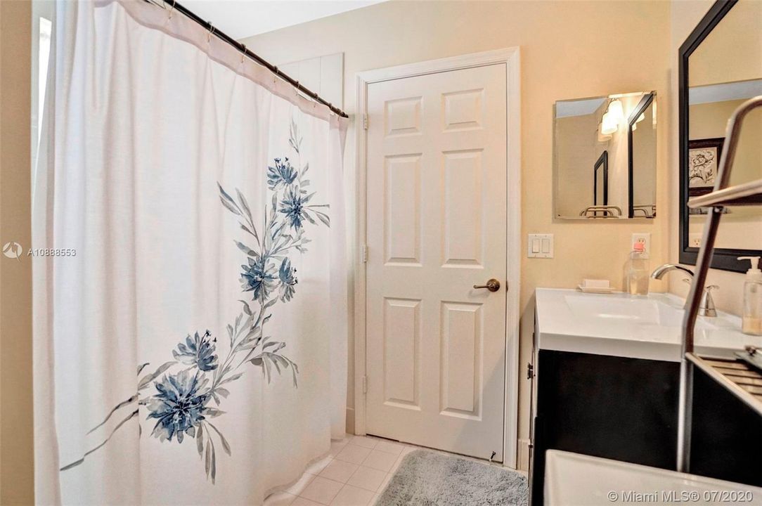 Recently Sold: $265,000 (3 beds, 2 baths, 1627 Square Feet)