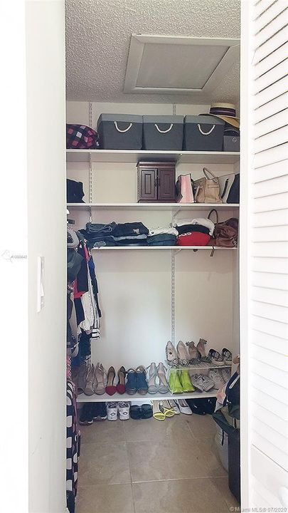 Main bedroom Large walk in closet