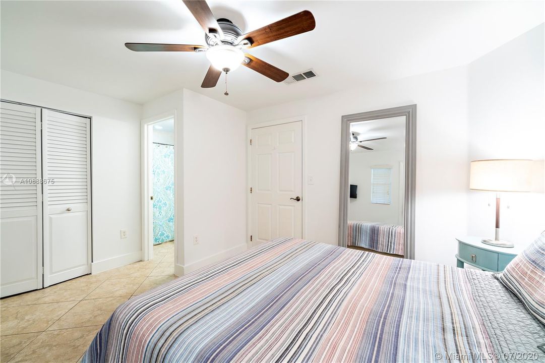 Master bedroom with en suite bath and walk-in closet