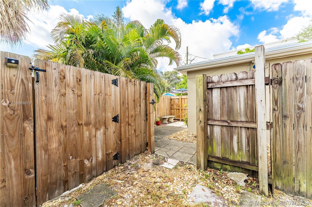Private entrance to guest cottage. Fence that is closed is pathway that leads to main house yard.