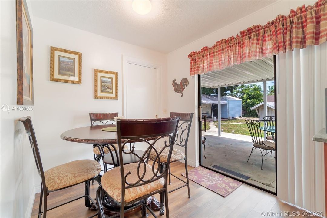 Recently Sold: $312,500 (3 beds, 2 baths, 1368 Square Feet)