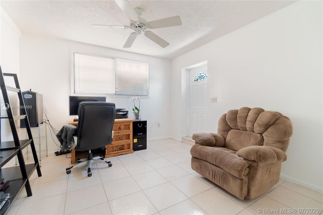 Recently Sold: $312,500 (3 beds, 2 baths, 1368 Square Feet)