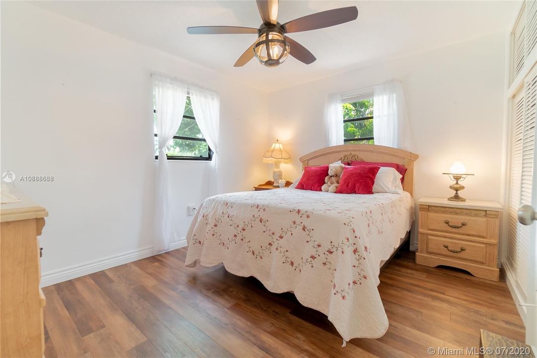 Recently Sold: $312,500 (3 beds, 2 baths, 1368 Square Feet)