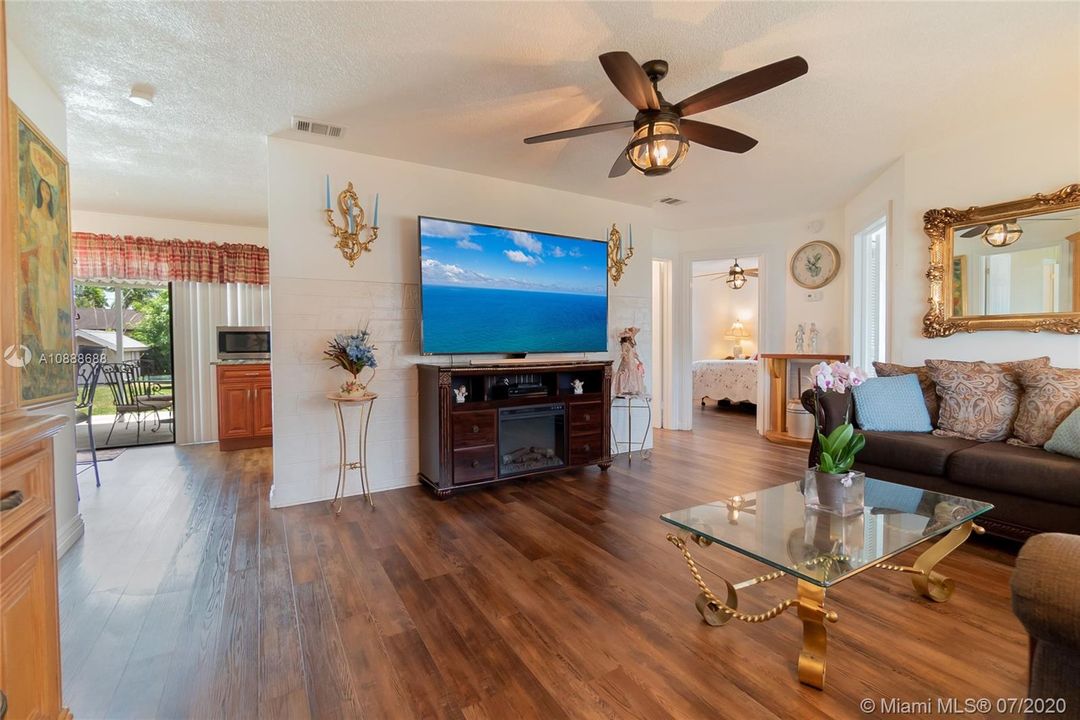 Recently Sold: $312,500 (3 beds, 2 baths, 1368 Square Feet)