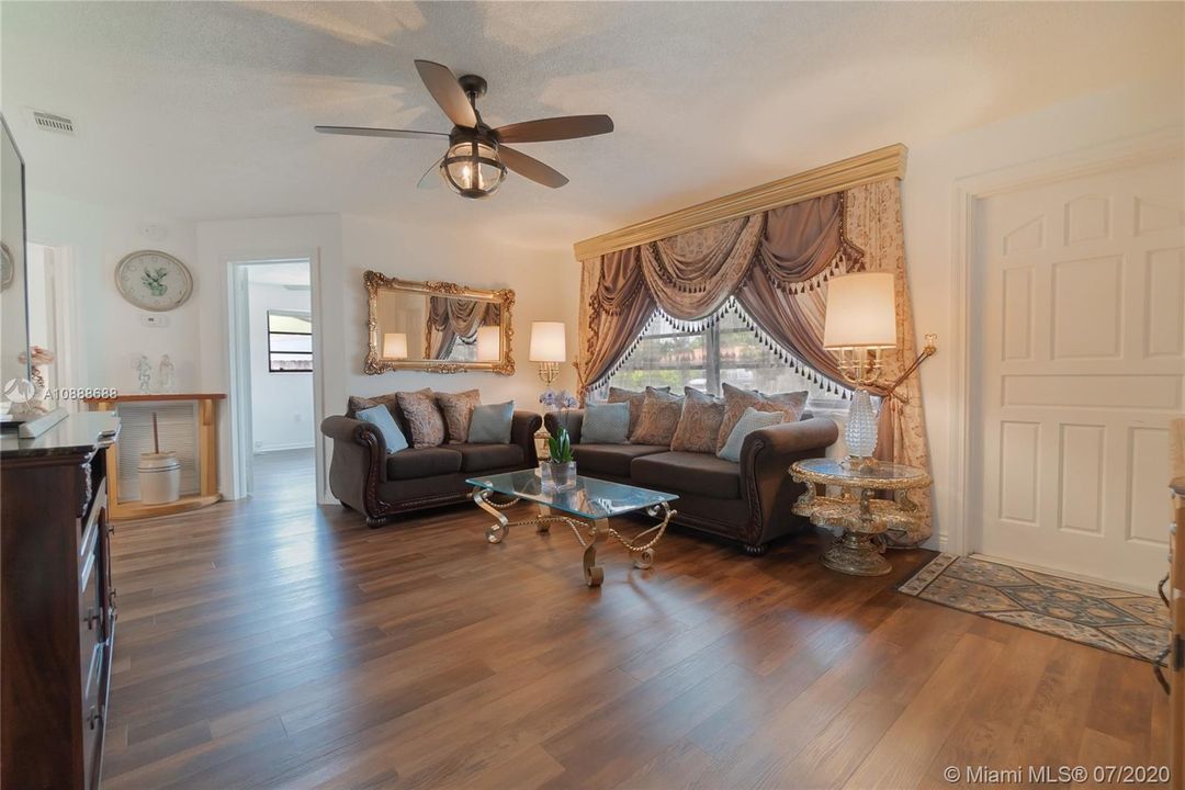 Recently Sold: $312,500 (3 beds, 2 baths, 1368 Square Feet)