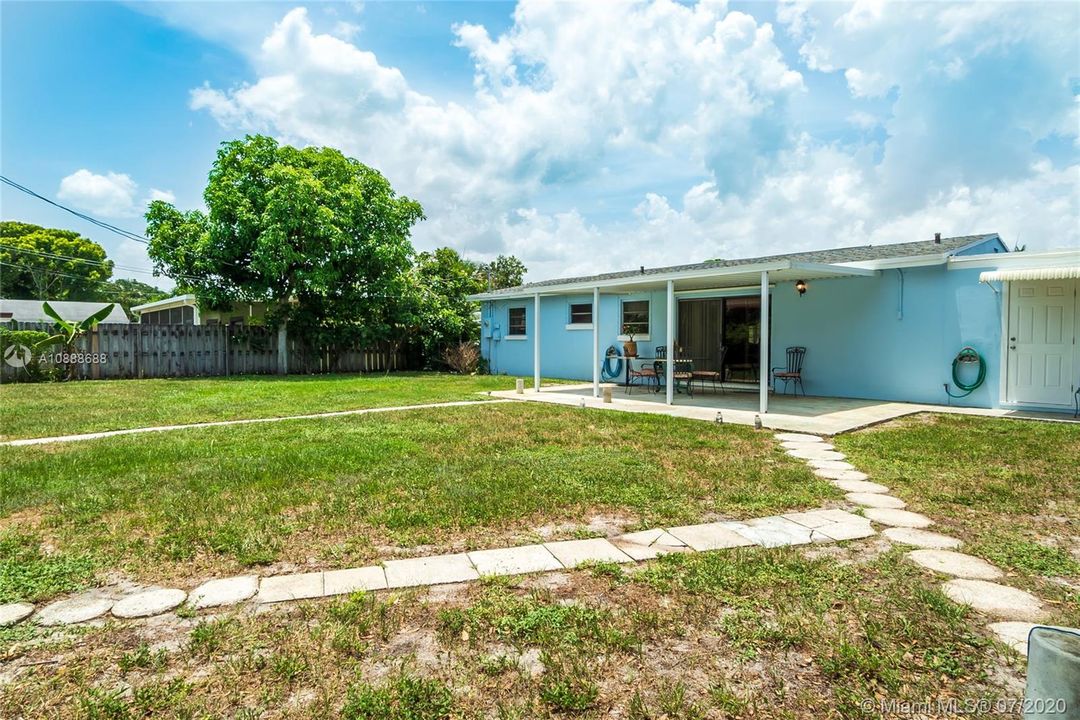 Recently Sold: $312,500 (3 beds, 2 baths, 1368 Square Feet)