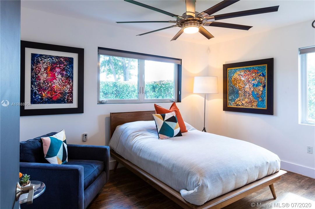 最近售出: $499,999 (3 贝兹, 1 浴室, 1041 平方英尺)