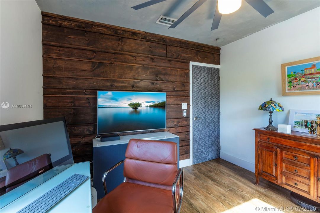 最近售出: $499,999 (3 贝兹, 1 浴室, 1041 平方英尺)