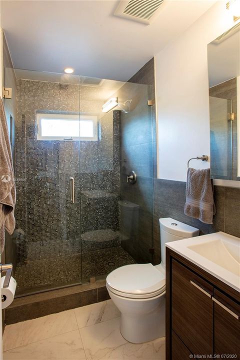 最近售出: $499,999 (3 贝兹, 1 浴室, 1041 平方英尺)