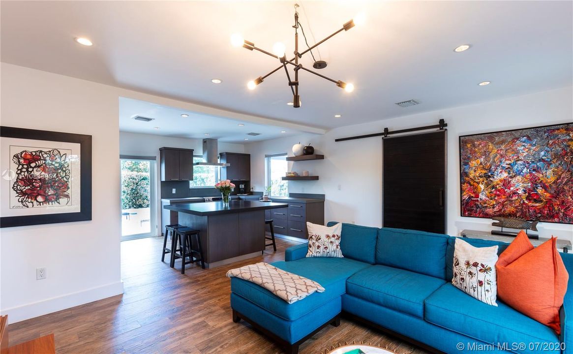 最近售出: $499,999 (3 贝兹, 1 浴室, 1041 平方英尺)