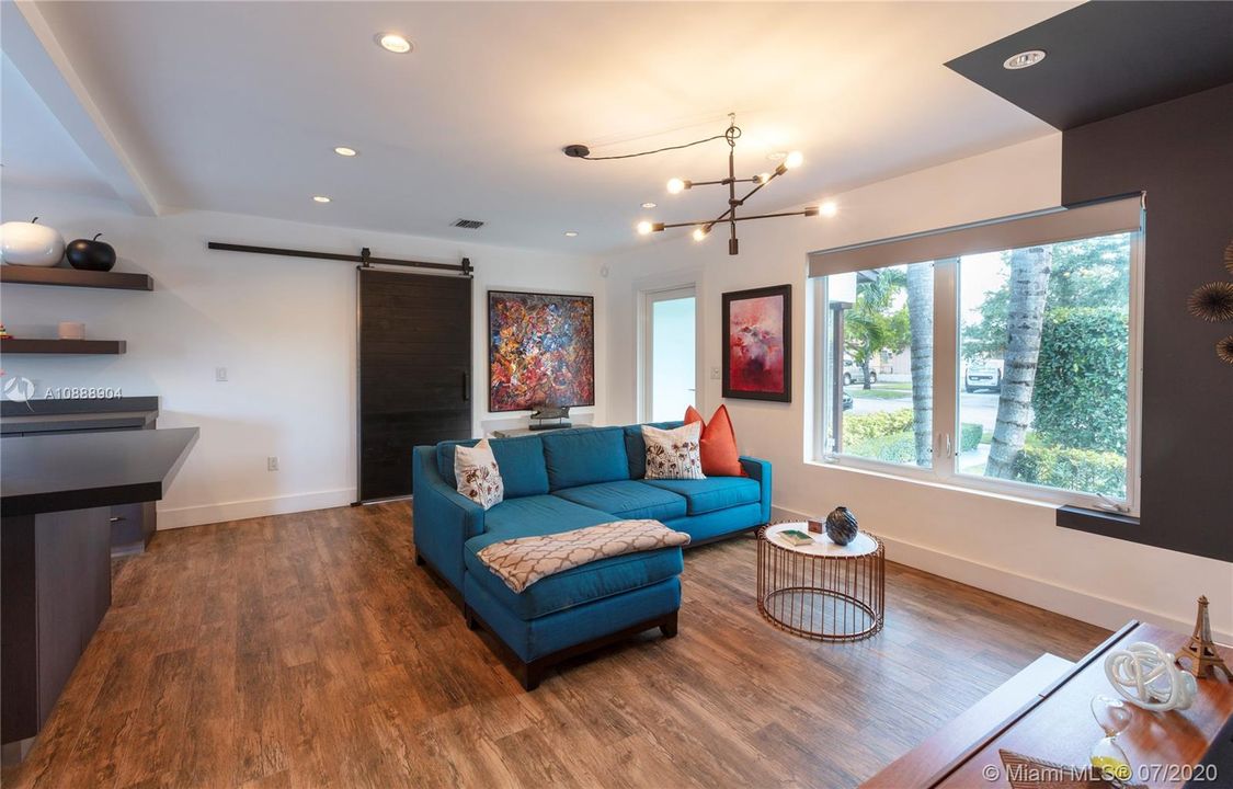 最近售出: $499,999 (3 贝兹, 1 浴室, 1041 平方英尺)