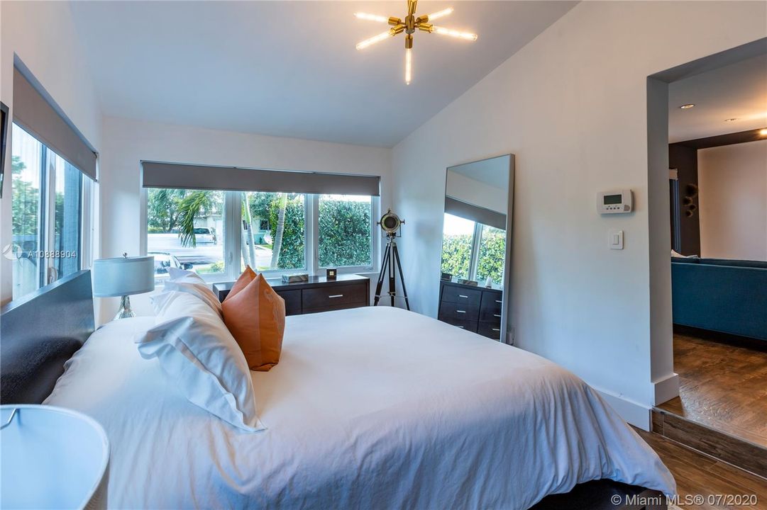 最近售出: $499,999 (3 贝兹, 1 浴室, 1041 平方英尺)