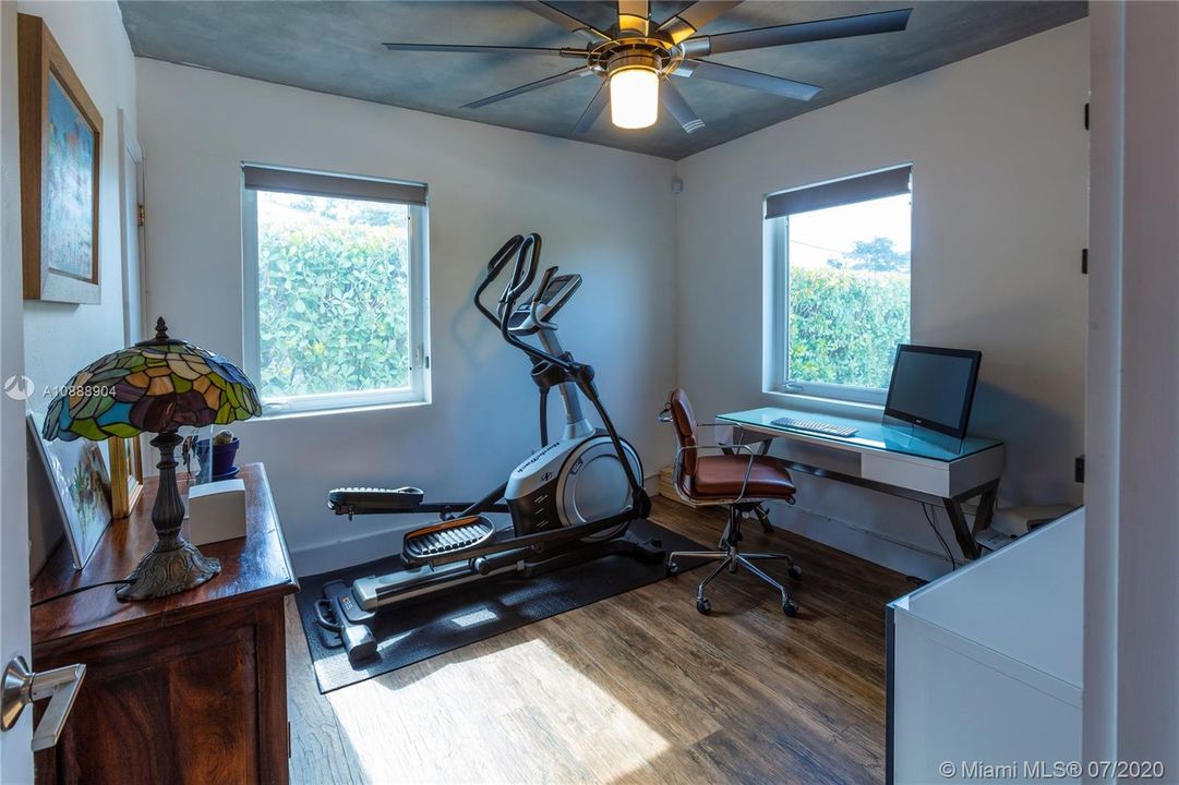 最近售出: $499,999 (3 贝兹, 1 浴室, 1041 平方英尺)