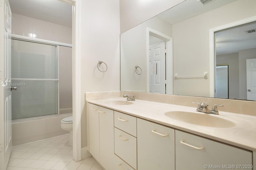 Recently Sold: $399,000 (4 beds, 3 baths, 2936 Square Feet)