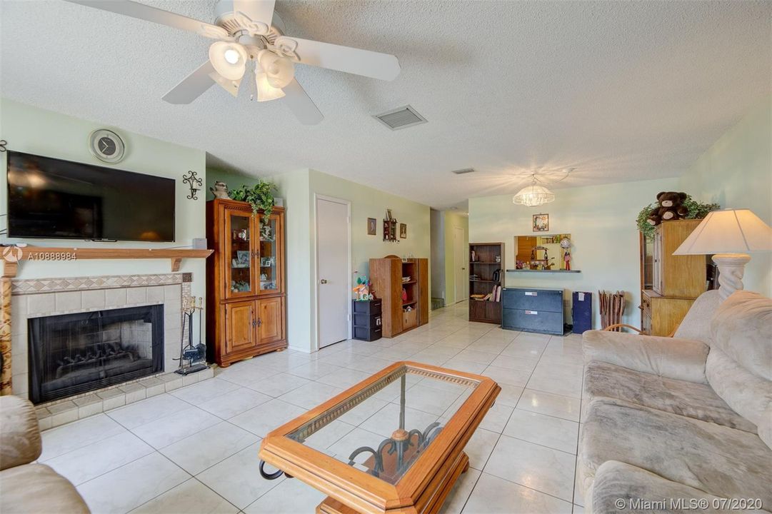 Vendido Recientemente: $159,000 (2 camas, 1 baños, 1210 Pies cuadrados)