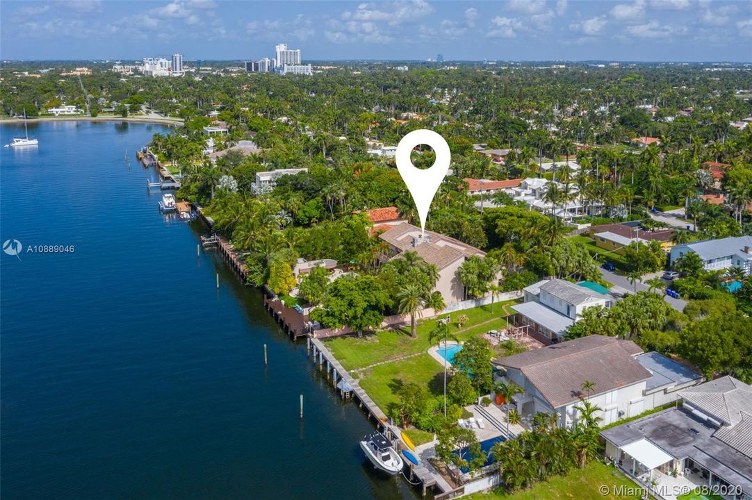 Recently Sold: $2,495,000 (6 beds, 5 baths, 6717 Square Feet)