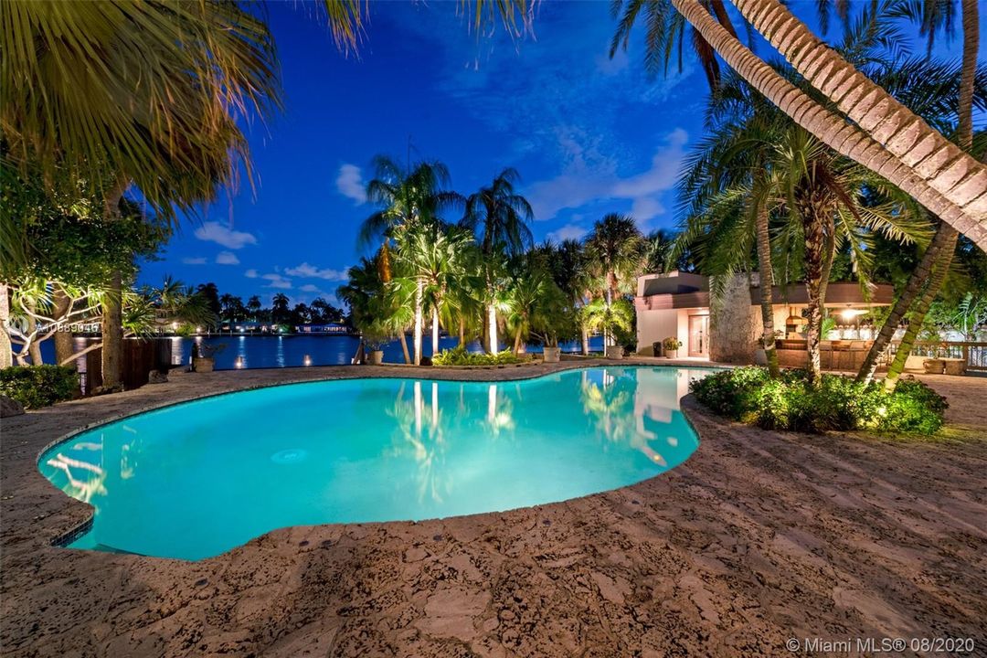 Recently Sold: $2,495,000 (6 beds, 5 baths, 6717 Square Feet)