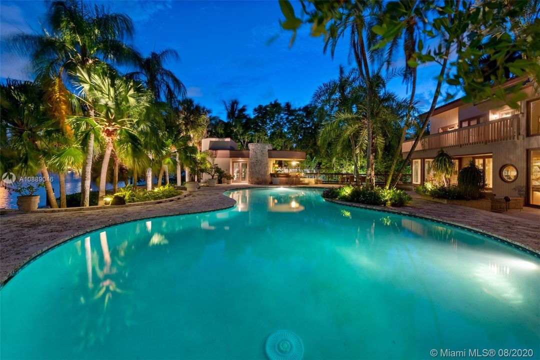 Recently Sold: $2,495,000 (6 beds, 5 baths, 6717 Square Feet)
