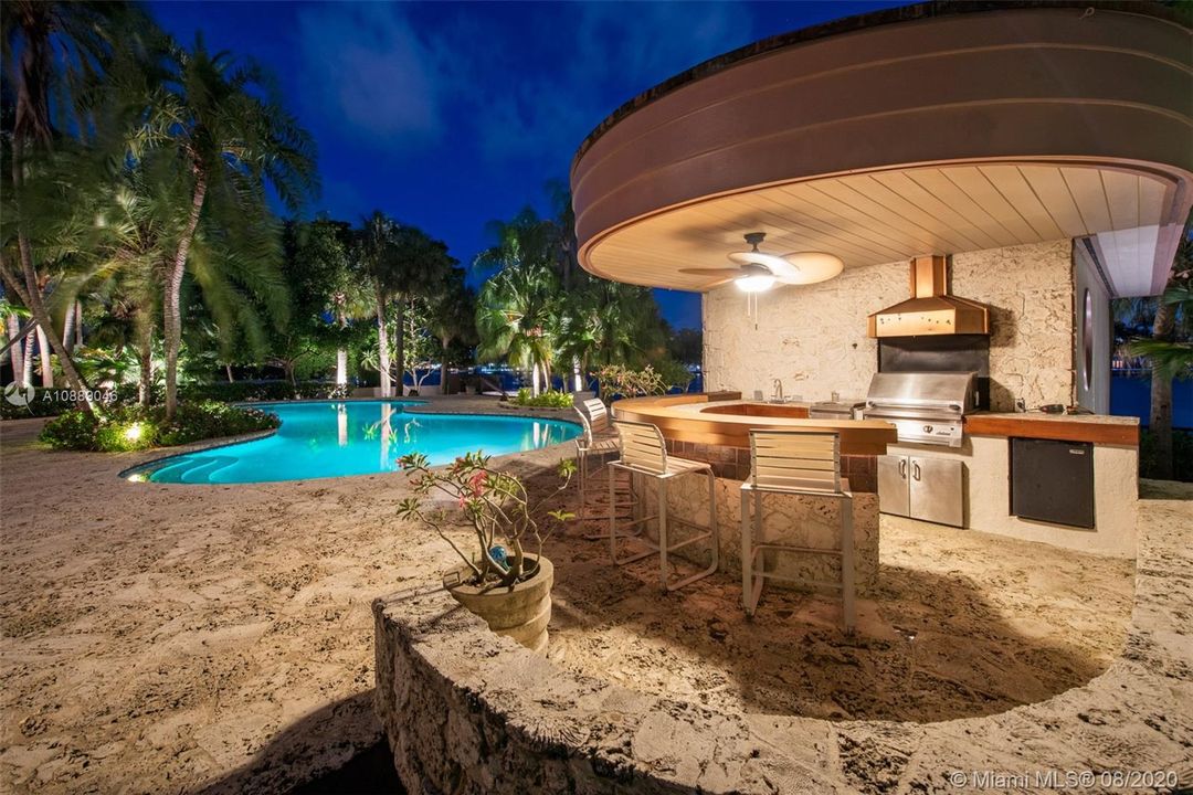 Recently Sold: $2,495,000 (6 beds, 5 baths, 6717 Square Feet)