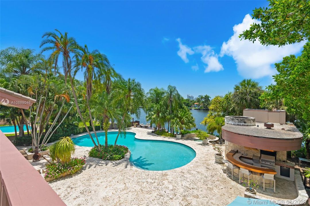 Recently Sold: $2,495,000 (6 beds, 5 baths, 6717 Square Feet)