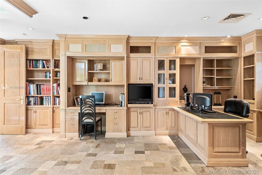 Recently Sold: $2,495,000 (6 beds, 5 baths, 6717 Square Feet)