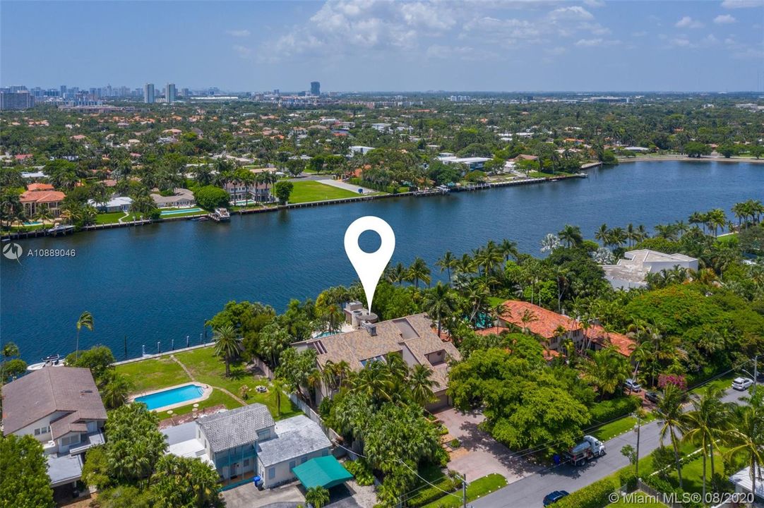 Recently Sold: $2,495,000 (6 beds, 5 baths, 6717 Square Feet)