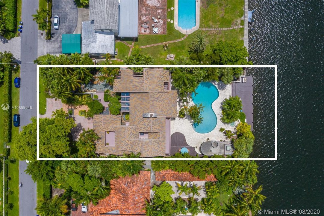 Recently Sold: $2,495,000 (6 beds, 5 baths, 6717 Square Feet)