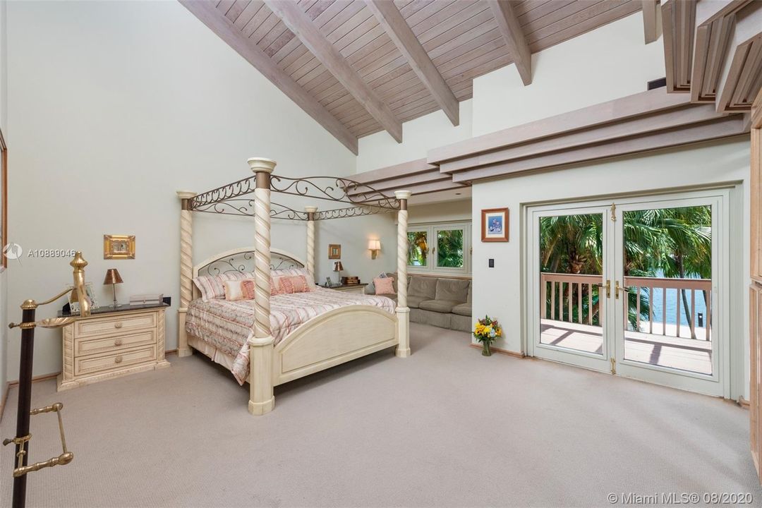 Recently Sold: $2,495,000 (6 beds, 5 baths, 6717 Square Feet)