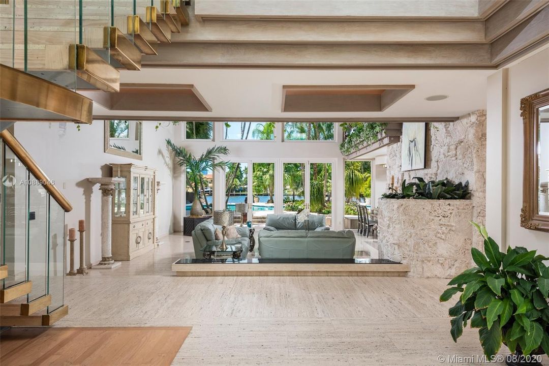 Recently Sold: $2,495,000 (6 beds, 5 baths, 6717 Square Feet)