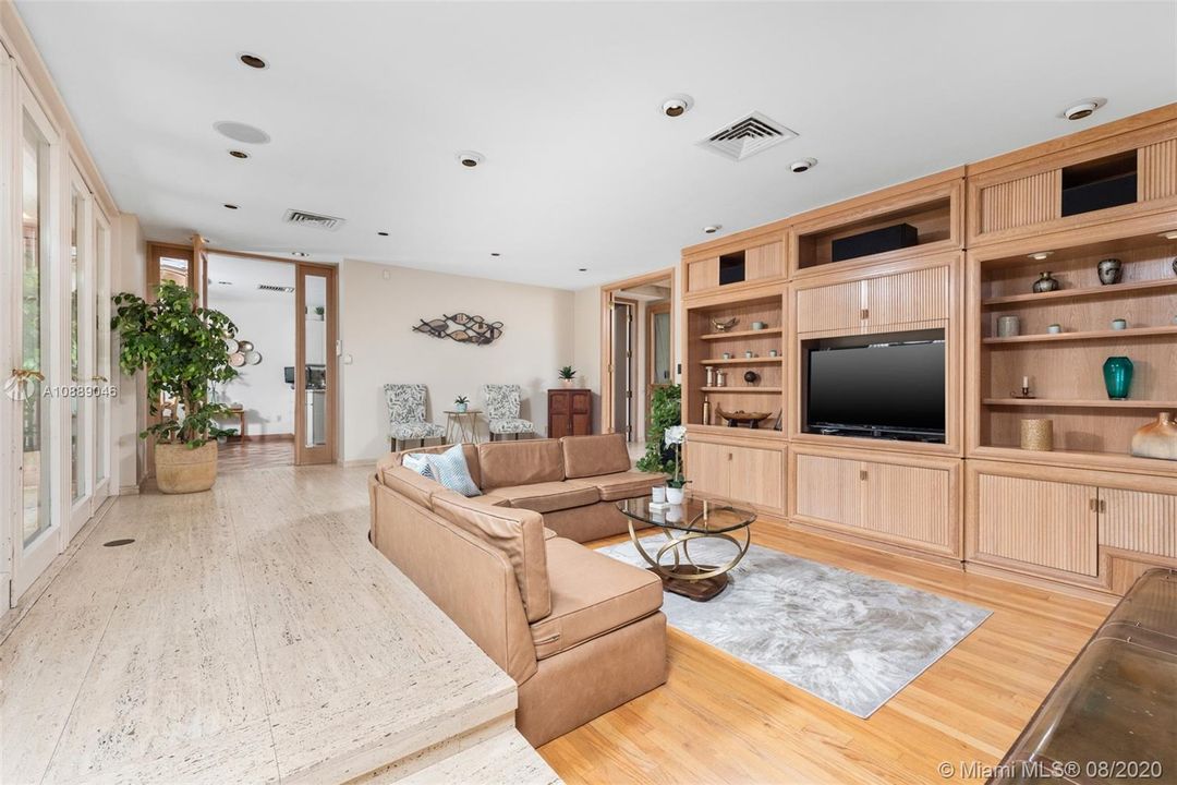Recently Sold: $2,495,000 (6 beds, 5 baths, 6717 Square Feet)
