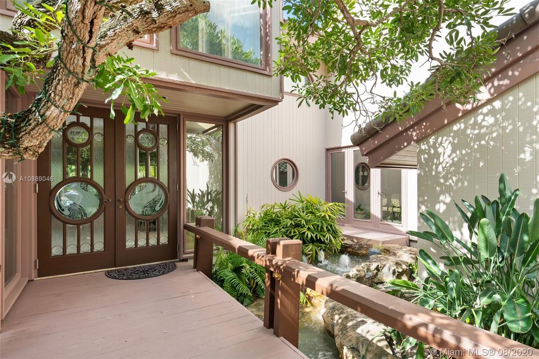 Recently Sold: $2,495,000 (6 beds, 5 baths, 6717 Square Feet)