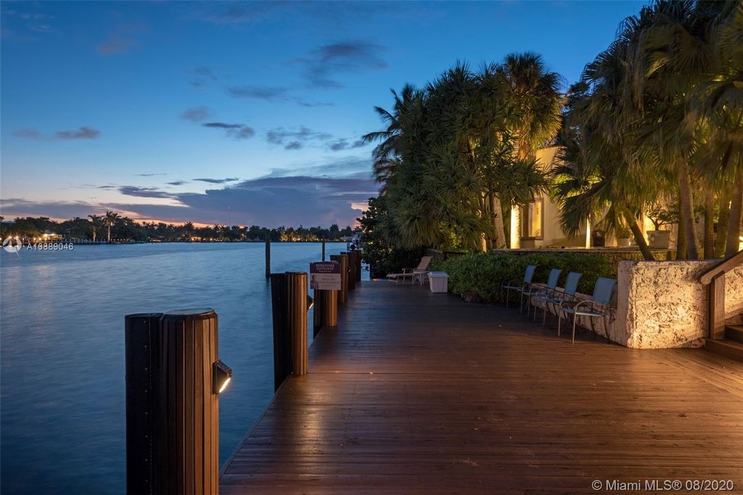 Recently Sold: $2,495,000 (6 beds, 5 baths, 6717 Square Feet)