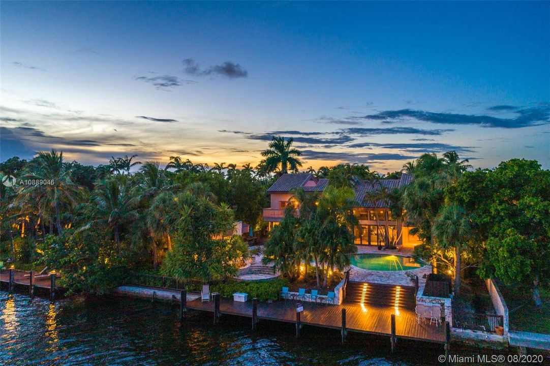Recently Sold: $2,495,000 (6 beds, 5 baths, 6717 Square Feet)