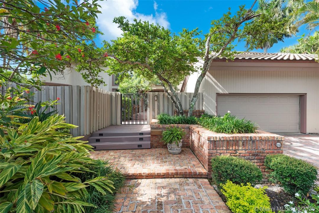 Recently Sold: $2,495,000 (6 beds, 5 baths, 6717 Square Feet)