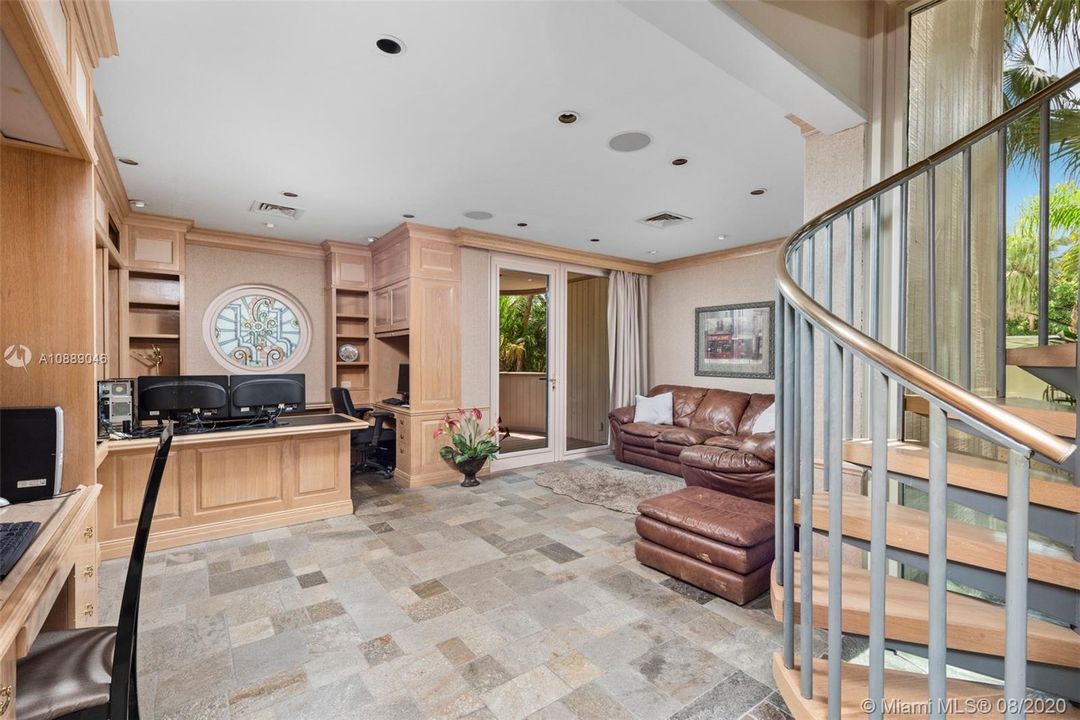 Recently Sold: $2,495,000 (6 beds, 5 baths, 6717 Square Feet)