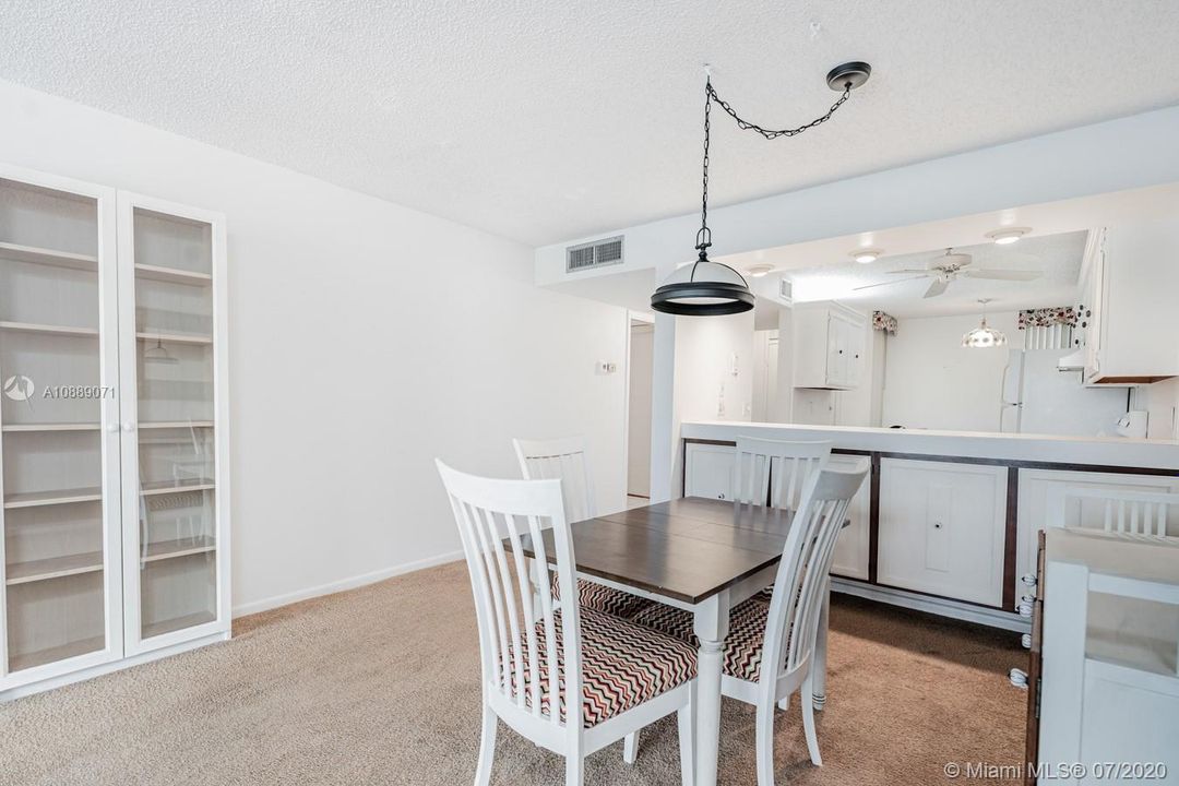 Vendido Recientemente: $124,900 (2 camas, 2 baños, 1090 Pies cuadrados)