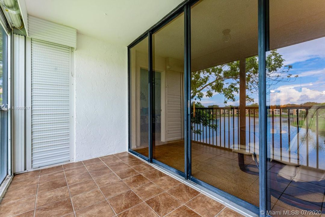 Vendido Recientemente: $124,900 (2 camas, 2 baños, 1090 Pies cuadrados)