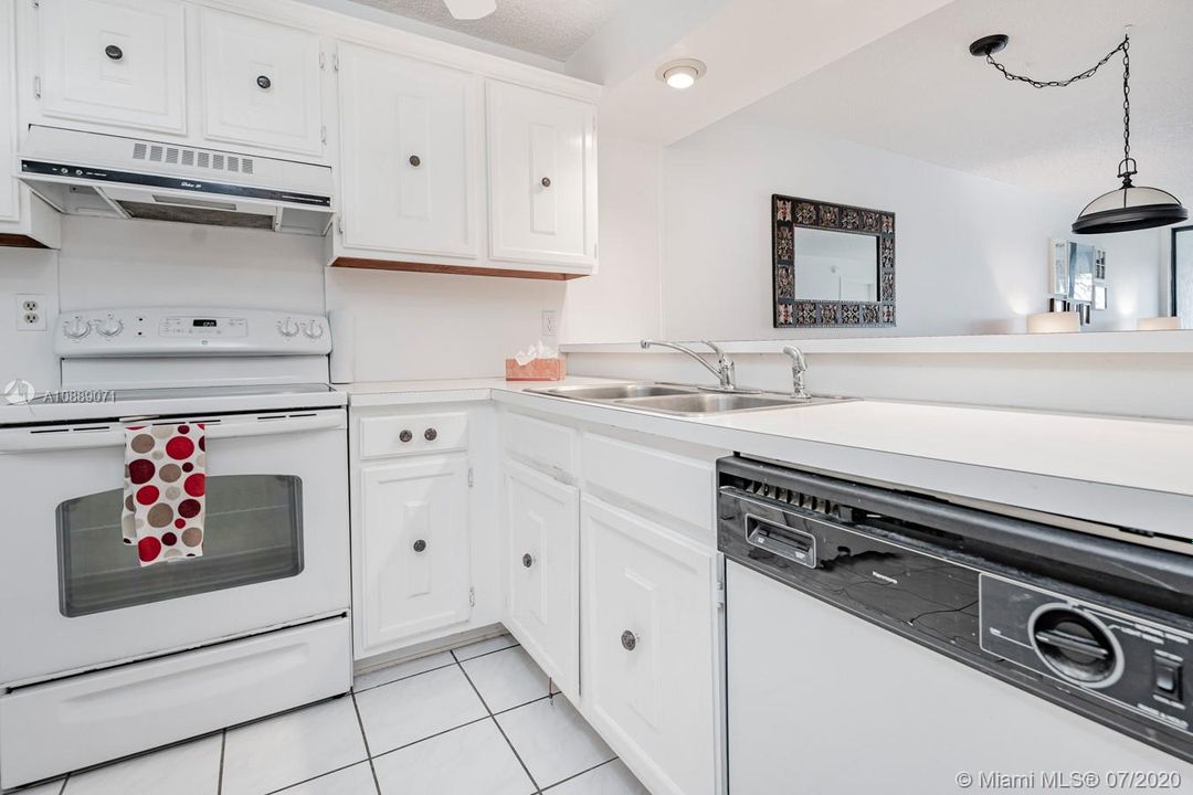 Vendido Recientemente: $124,900 (2 camas, 2 baños, 1090 Pies cuadrados)