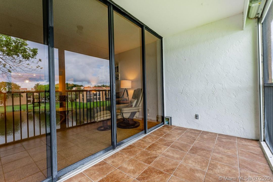 Vendido Recientemente: $124,900 (2 camas, 2 baños, 1090 Pies cuadrados)