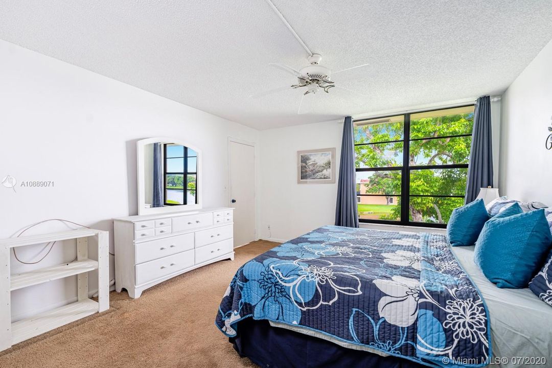 Vendido Recientemente: $124,900 (2 camas, 2 baños, 1090 Pies cuadrados)