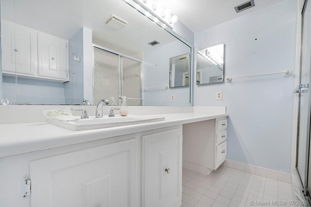 Vendido Recientemente: $124,900 (2 camas, 2 baños, 1090 Pies cuadrados)